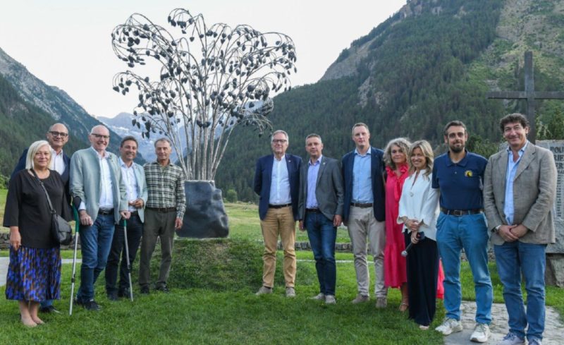 Da sinistra Loredana Petey, il presidente di Fondation Grand Paradis Michel Martinet, il presidente della Regione Renzo Testolin, Laurent Viérin, Donato Savin, gli assessori Giulio Grosjacques e Davide Sapinet, il sindaco di Cogne Denis Truc, la direttrice generale della Cogne Acciai Speciali Monica Pirovano, la direttrice di Fondation Grand Paradis Luisa Vuillermoz, il presidente del Parco del Gran Paradiso Mauro Durbano e il dirigente della Cogne Acciai Speciali Matteo Marten-Perolino
