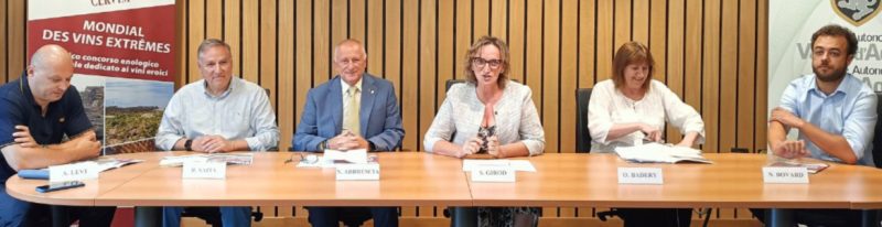 Da sinistra il presidente dell’Ais VdA Alberto Levi, il presidente della Chambre Valdôtaine Roberto Sapia, il presidente del Cervim Nicola Abbrescia, l’assessora all’Agricoltura Speranza Girod, la presidente dell’Associazione Forte di Bard Ornella Badery e il presidente del Consorzio Vini Valle d’Aosta Nicolas Bovard