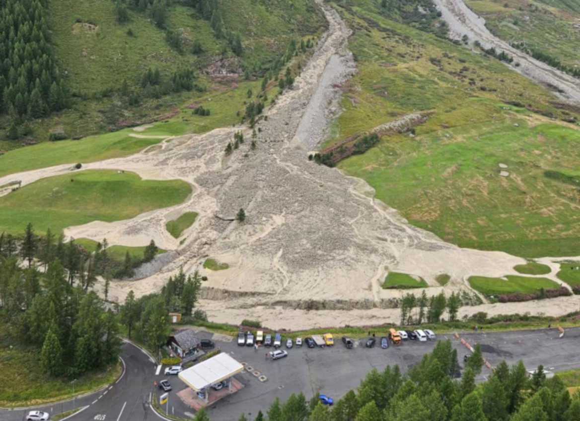 Due immagini della colata di fango - e dei danni arrecati - che ha coinvolto la zona del golf a Cervinia lunedì scorso, 3 agosto