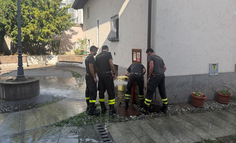 È stato necessario l’intervento dei Vigili del Fuoco dopo l’apertura di una colonnina antincendio da parte di alcuni vandali in centro