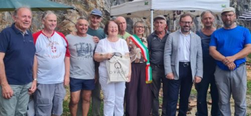 Tartiflette, sculture, musica e teatro. Un riuscito lunedì di festa a Oyace