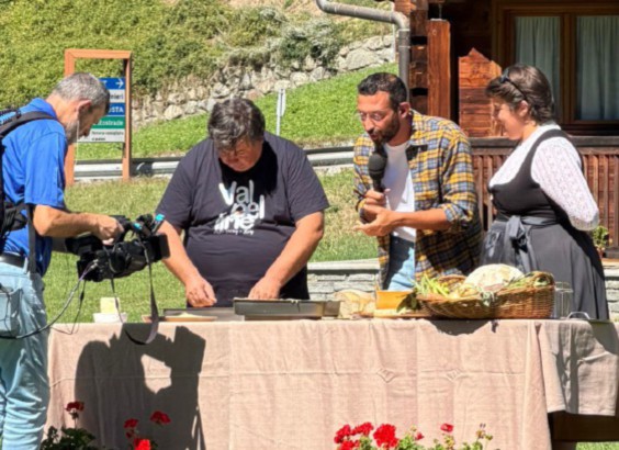 Il presidente della Pro Loco di Valpelline Mauro Mottini e Marta Crétaz con Mario Acampa