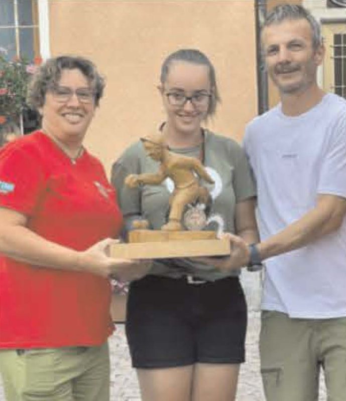 La presidente della Pro Loco Lori Robbin e Ettore Personnettaz consegnano il Trofeo Pietro Personnettaz di pétanque a Meri Pelliccioni