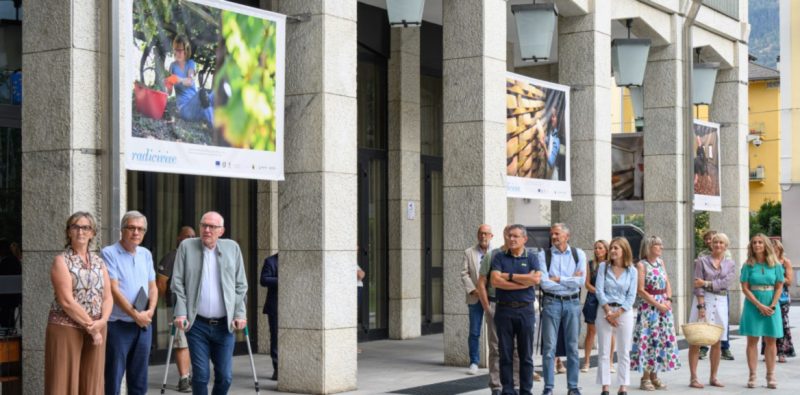 L’inaugurazione dell’esposizione sotto i portici di Palazzo regionale lunedì scorso, 3 agosto