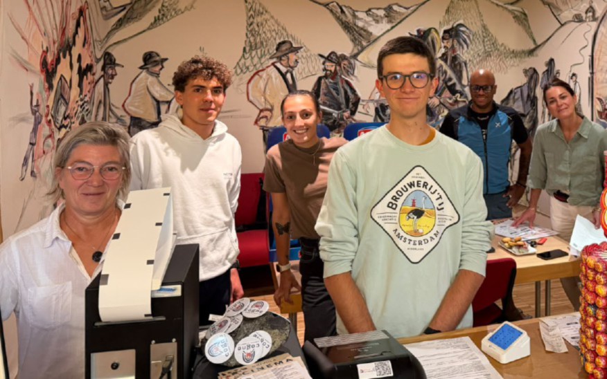 Lo staff alla «prima» del cinema con da sinistra Silvia Burzio, Filippo Gobbi, Giulia Cauli, Philippe Herren, Diogo Sarto e Vittoria Daghetto