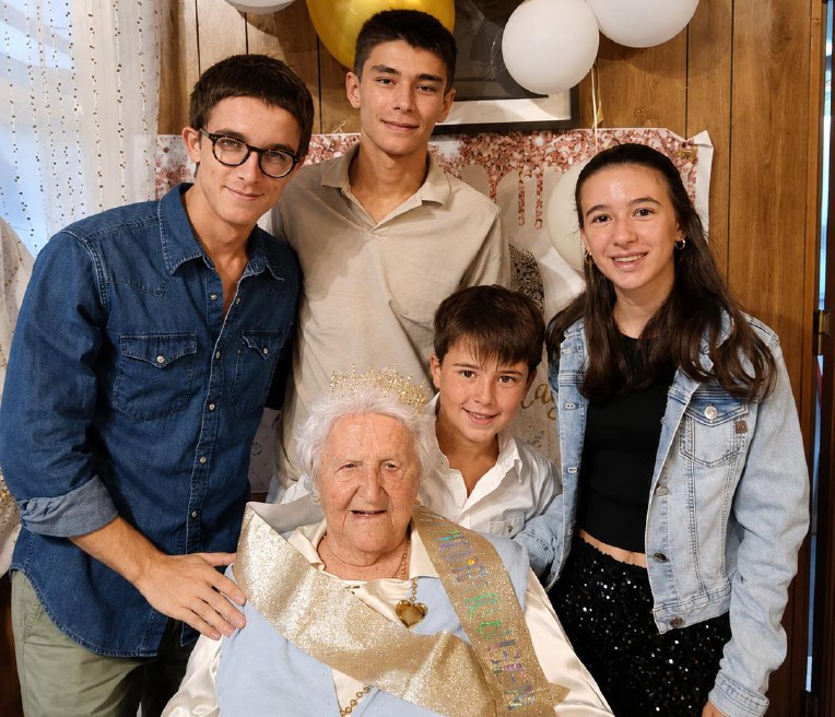 Maria Amalia Thiébat martedì con i suoi pronipoti: da sinistra Andrea Rosso, Matteo Rosso, Lucas Gervasoni e Anais Gervasoni