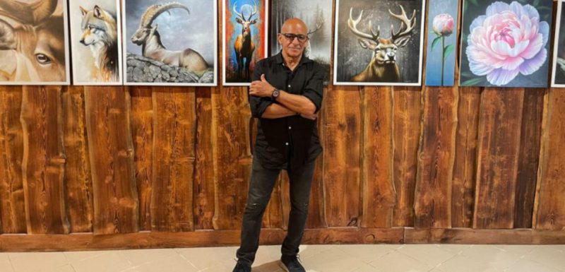 Salvatore Cosentino davanti ad alcuni dei quadri in mostra a Les Combes