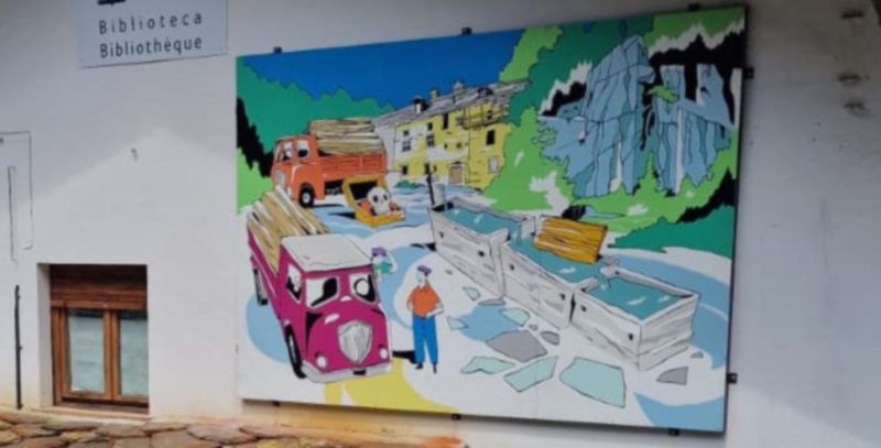 e sotto il murales dipinto sulla biblioteca del paese