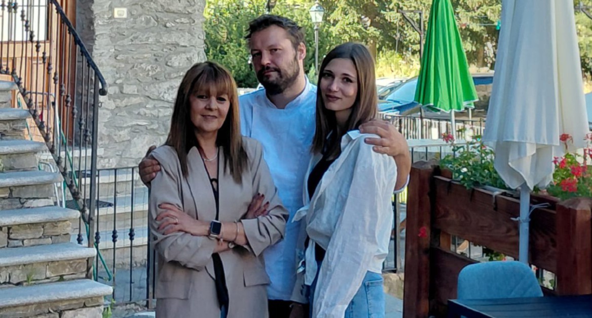 Da sinistra Mery Cardia e Marco Bechaz con la figlia Giada Borinatto davanti al ristorante di La Thuile