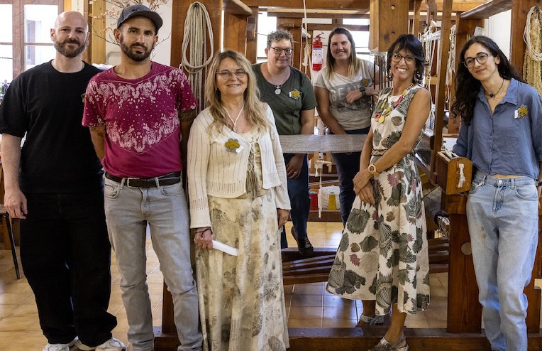 Da sinistra Rosso Cardinale (Dario Tubiana), Manuel Giovinazzo, Piera Gasperi, Valentina Saitta, Céline Buillas, Luana Usel organizzatrice della manifestazione con Les Tisserands e Rapazebu (Marta Ricchiardi)