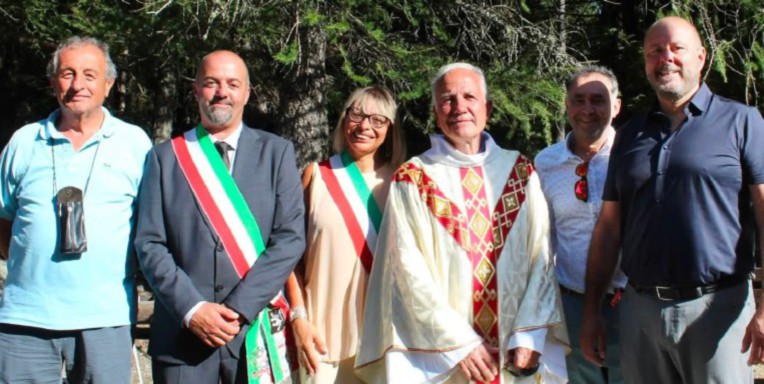L’abbraccio di tanti fedeli a don Ivano Reboulaz alla festa per i suoi cinquant’anni di sacerdozio