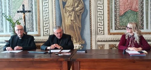 Da sinistra il vicario monsignor Fabio Bredy, il vescovo Franco Lovignana e Vanna Balducci responsabile della comunicazione