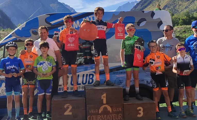 I protagonisti della gara dei G2 con al centro il campione valdostano di ability Timothy Pession dell’Orange Team
