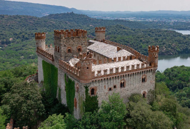 Il castello di Montalto Dora, la cui origine risale all’XI secolo