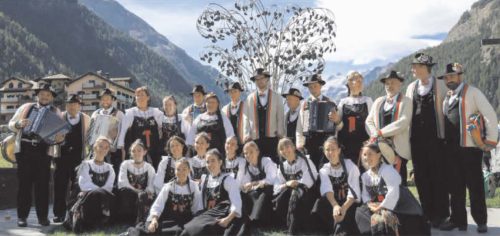 A Cogne successo della domenica tra musica, gastronomia e shopping