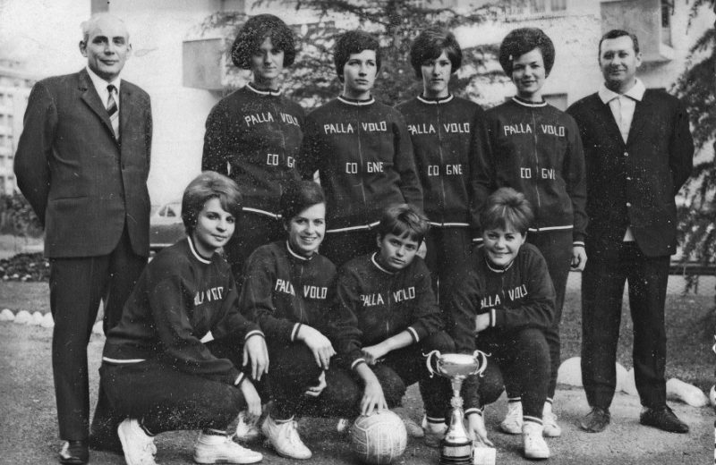 La squadra della Cogne che nel giugno del 1967 conquistò la serie A: da sinistra il dirigente Natale Fortis, Lina Guarda, Mirella Buriola, Ivana De Guio, Gabriella Guarda e l’allenatore Alfredo Grumolato, accosciate Carla Sinico, Clara Manella, Maria Luisa Redivo e Graziella Quacchio