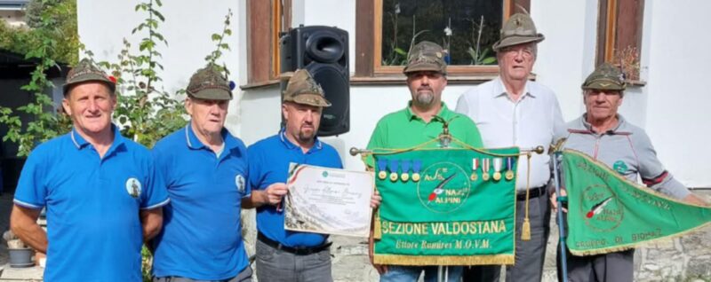 Al Gruppo di Bionaz è stato consegnato un riconoscimento per i lavori di manutenzione effettuati a Villa Brezzi. Da sinistra Edi Vermillion, il vice capogruppo Leo Zenoni, il capogruppo Gabriele Vaudan, il vice presidente sezionale Albert Joseph Betemps, il presidente sezionale Carlo Bionaz e l’alfiere del Gruppo Deni Chiarello