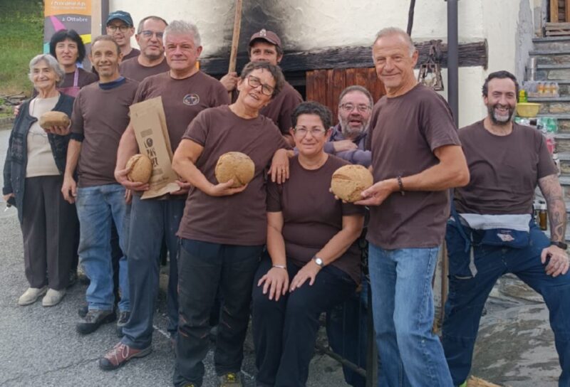 Al forno di Arliod a Gignod i volontari hanno preparato oltre 130 pani neri e 150 dolci. Da sinistra Teresa Tascone, Annie Jovial, Raphael Cannatà, Gianfranco Faresin, Domenico Henriet, Ercole Clappey, Jean Claude Cheillon, Ezia Curtaz, Angelica Vicoli, Michel Jacquin, Rosildo Avoyer e Diego Dedor