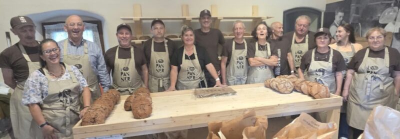 Al forno di Chênière, a Pollein, da sinistra Anna Ronchail, Gianfranco Minuzzo, Angelo Filippini, Ivan Dal Follo, Diego Vaudan, Paola Razetto, Giorgio Apostolo, Andrea Cerchiari, Bruna Millet, Piero Meloni, Guido Vaudan, Oriana Millet, Carole Perrier e Nives Busa