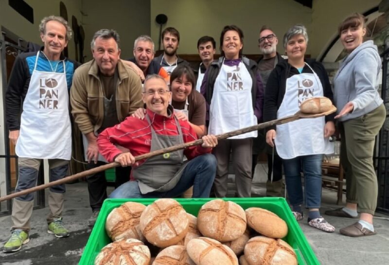 Al forno di Rhêmes-Saint-Georges con da sinistra Paolo Berthod, Franco Oreiller, Andrea Ferrod, Lorenzo Stella, David Oreiller, Manuela Tomasoni, Giorgio Martin, Consuelo Manella, Alizée Ferrod, con il bastone Alberto Stella e vicino a lui Helga Zuccolotto