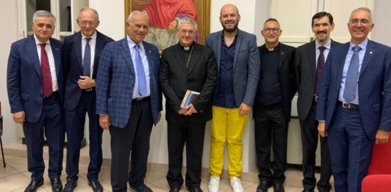 Da sinistra i medici Antonio Falcone e Franco Balzaretti dell’AMCI e Aldo Bova presidente nazionale del Forum delle Associazioni Sociosanitarie, il vescovo di Aosta monsignor Franco Lovignana, il relatore dottor Andrea Giurdanella, don Isidoro Mercuri Giovinazzo direttore dell’Ufficio Pastorale della Salute della Diocesi di Aosta, il dottor Giancarlo Basaglia del consiglio di Presidenza nazionale AMCI, Giovanni Donati neo Presidente della sezione AMCI Valle d'Aosta