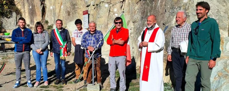 Da sinistra il vice sindaco di Doues Daniel Diemoz, l’assessora al Turismo Corinne Cuaz, il sindaco Giorgio Abram, l’alpinista Patrick Rollin, l’assessore al Territorio Aldino Riane, Angelo Baroni che ha ideato il tracciato sulla falesia, don Marcello Lanzini, don Ivano Reboulaz e la guida alpina Marco Bernardini