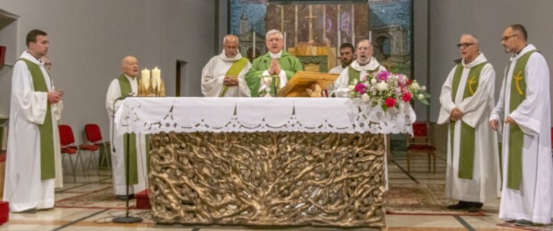 Da sinistra padre Gregorio Glabas, padre Marcellino Sgarbossa, il diacono Roberto Cerise, il vescovo Franco Lovignana, don Simone Garavaglia vice parroco della Cattedrale e cerimoniere del vescovo, padre Carlo Mattei, padre Gianpaolo Gugliotta e padre Danilo Branda