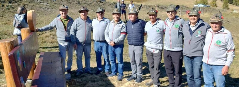 Gli alpini con, da sinistra, Mauro Pepelin, Marcello Merivot, Bruno Gerbore, Franco Manes, Andrea Diemoz, Claudio Rollin, Piero Cuaz, Giorgio Abram ed Enrico Cerise