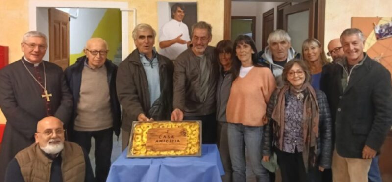 I famigliari di don Giulio Vuillermoz con il vescovo monsignor Franco Lovignana e il parroco don Gianni Di Luca