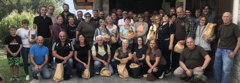 I partecipanti - sabato scorso, 3 ottobre - al corso tecnico e teorico di accensione del forno e panificazione organizzato dal Brel al forno di Champapon a St-Christophe, tenuto dal maestro Christian Trione