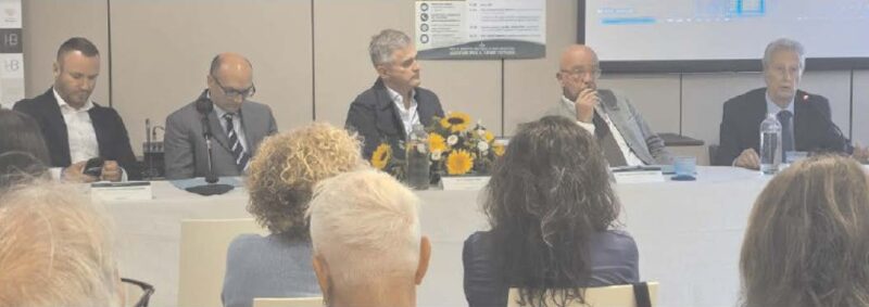 I relatori del convegno con da sinistra il consigliere regionale Andrea Manfrin, l’avvocato Francesco Valentini, il vice presidente dell’Associazione Genitori Separati per la Tutela dei Minori Andrea Peri, il neuropsichiatra infantile Giovanni Camerini e Bruno de Filippis, già presidente della Corte d’Appello di Salerno