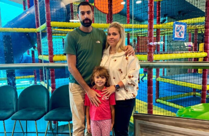 I titolari di Take Off a Saint-Christophe Quinto Rizzotto e Carlotta Crocitti con la figlia Mya