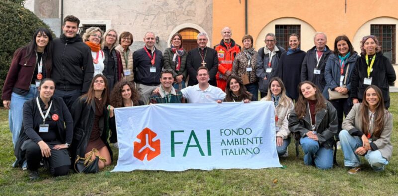 I volontari del FAI con il vescovo Franco Lovignana (al centro)