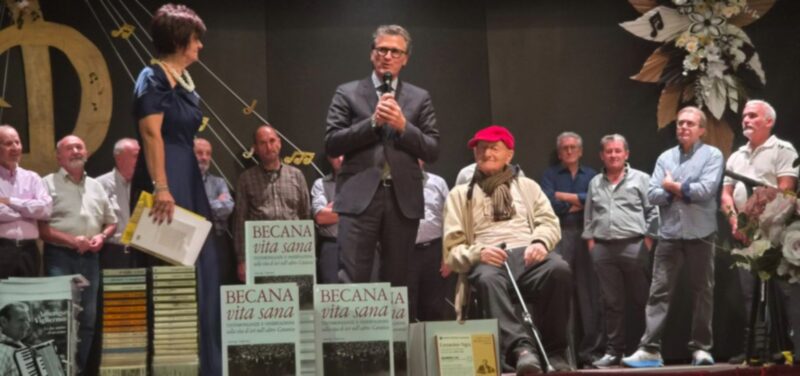 Il Coro Bajolese sul palco con il consigliere regionale Alberto Avetta e il maestro Amerigo Vigliermo