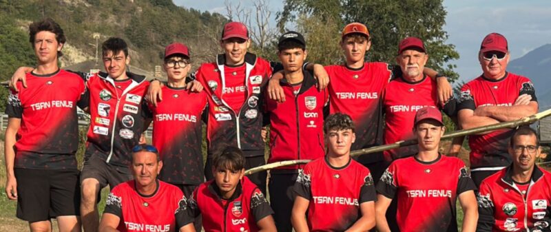 Il Fenus sconfitto nella semifinale di serie C: da sinistra in piedi Joel Brulard, Joel Chamois, David Casella, Ruben Di Giovanni, Rayan Chabloz, Clement Piccot, Luigi Bionaz e Idario Ottin, in basso Andrea Chabloz, Alessandro Chabloz, Joel Nicoletta, Alessio Vigon ed Ezio Vout