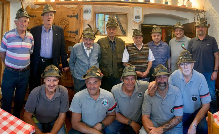 Il Gruppo alpini di Gignod in festa per i suoi novantenni