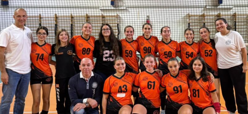 Il Volley Grand Combin Orange Under 15 con da sinistra in piedi l’allenatore Walter Musso, Claudia Malara, Maelle Radaele, Martina Giubrone, Giorgia Lucà, Elettra Braga, Arianna Musso, Arianna Caputo, Gloria Giardina, Giada Mancheddu e la seconda allenatrice Giulia Bonetti. In ginocchio il team manager Ilario Ratti, Sara Portolese, Giulia Ratti, Jannet Laayali e Marlene Muzi
