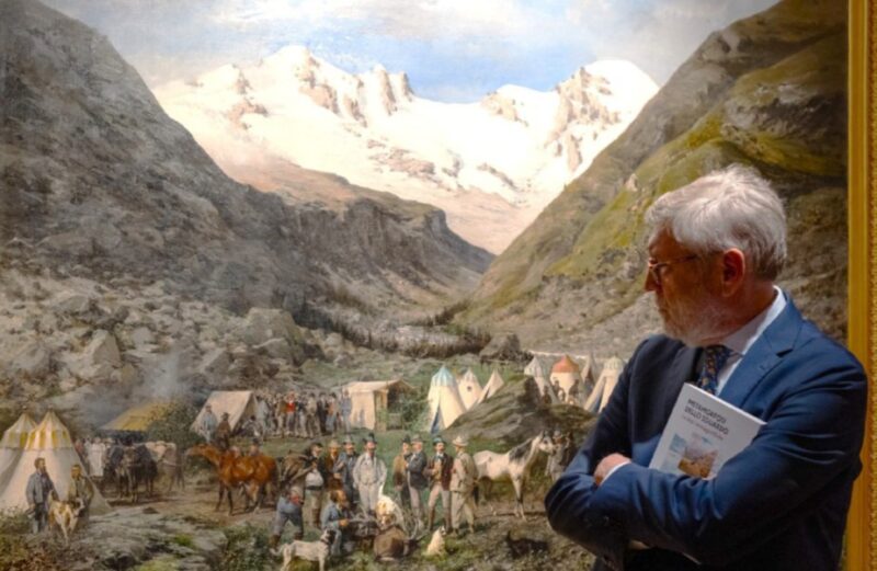 Il curatore della mostra Aldo Audisio davanti al dipinto di Carlo Pittara con la veduta dell’accampamento di Vittorio Emanuele II a caccia a Valnontey che venne posizionato nella sala da pranzo del Quirinale a Roma