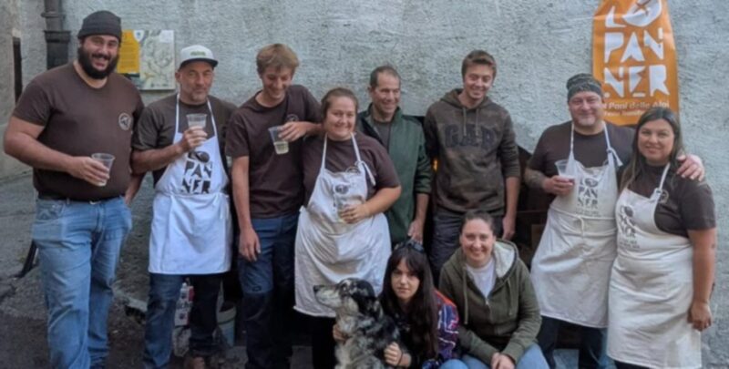 Il forno di Chabodey a La Salle con da sinistra Kevin Pala, Denis Verney, Lorenzo Pedrolini, Giulia Pedrolini, Fabio Pedrolini, Jacopo Tacchella, Andrea Chanoine, Deborah Cuaz, accosciate Chiara Coccoz e Cristel Junod