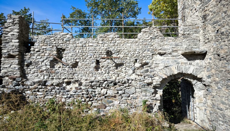 Smontati i ponteggi della prima parte restaurata del castello di Arnad: iniziano gli scavi archeologici