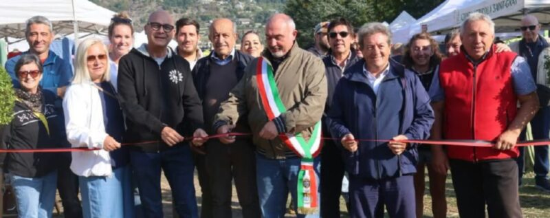 Il taglio del nastro e il nuovo chalet della Pro Loco