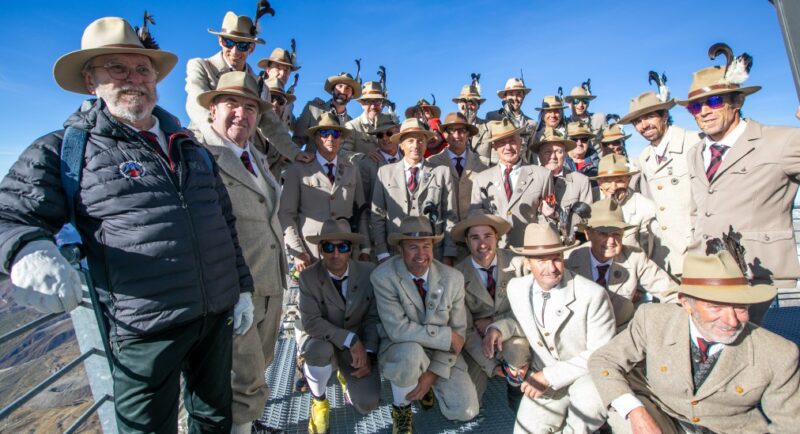 La delegazione delle guide alpine del Cervino all’inaugurazione della nuova Capanna Carrel