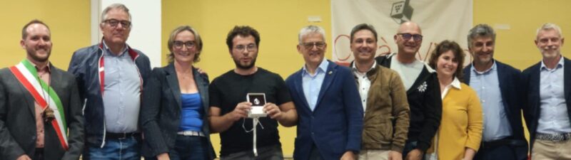 La premiazione con il Grappolo d’Oro per le migliori uve nebbiolo: da sinistra il sindaco di Donnas Matteo Bosonin, gli assessori regionali Giulio Grosjacques e Speranza Girod, Denny Marina, l’assessore regionale Luigi Bertschy, i consiglieri regionali Laurent Viérin e Michel Martinet, la vice sindaca di Pont-Saint-Martin Martine Peretto, il presidente delle Caves Coopérative de Donnas Alessandro Jans e il sindaco di Carema Fabio Peretto