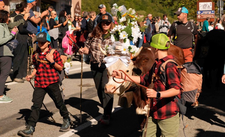Valtournenche, la grande festa della Dézarpa incanta il pubblico