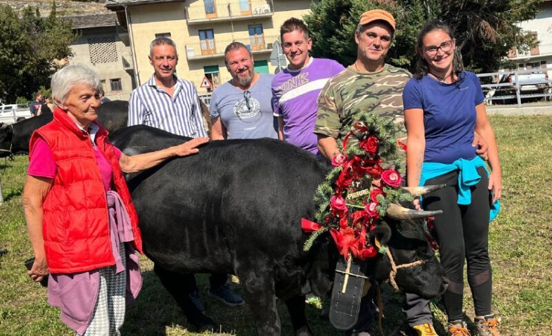 Lady prima classificata Razza Castana con da sinistra Irene Blanc, l’assessore regionale Davide Sapinet, il sindaco di Valsavarenche Roger Georgy, Andrea Noussan, Alex Parleaz e Chantal Rosset