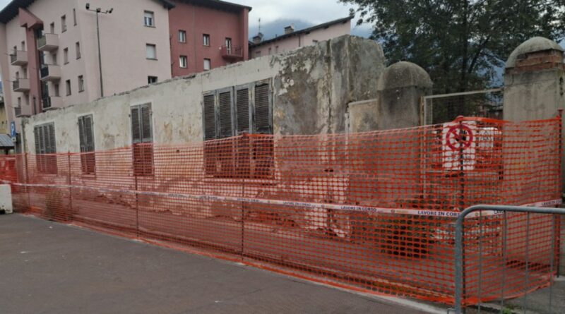 L’edificio parzialmente demolito