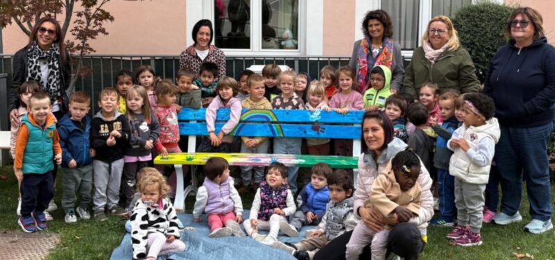 L’inaugurazione della bellissima panchina decorata dai bambini di Hône