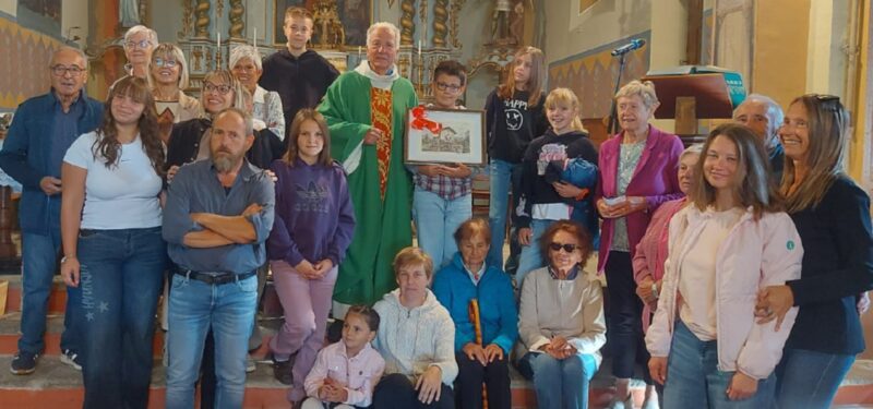 Per la Feta di Rousson a Oyace è stato omaggiato il parroco don Ivano Reboulaz