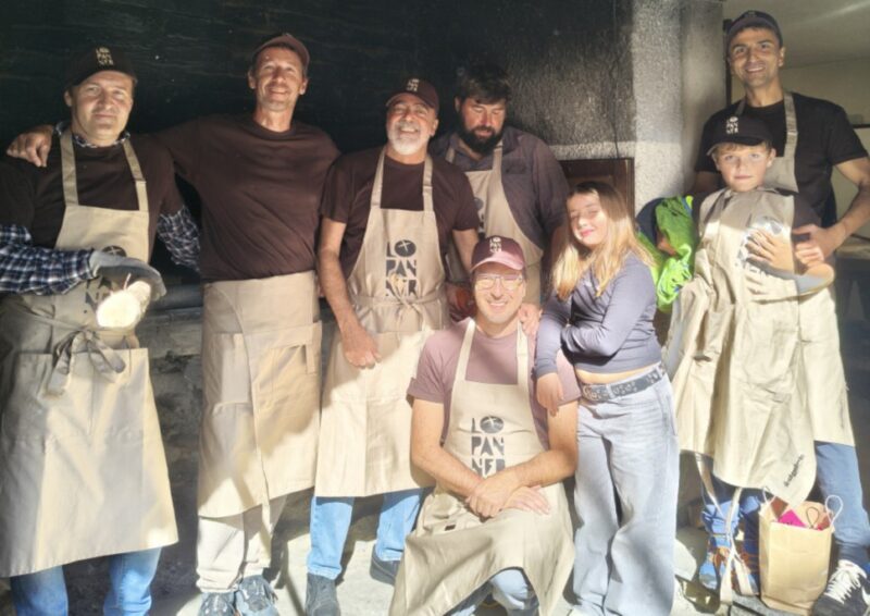 Sabato scorso Excenex ha partecipato per la prima volta a Lo Pan Ner, per l’occasione è stato utilizzato dai volontari il forno comunitario in piazza della chiesa di San Nicola. Da sinistra in piedi Alex Besenval, Valerio Sedran, Stefano Coquillard, Michel Denarier, Steve Pervier (in ginocchio), Ella Cherie Pervier, Marcel Denarier e Laurent Dunoyer