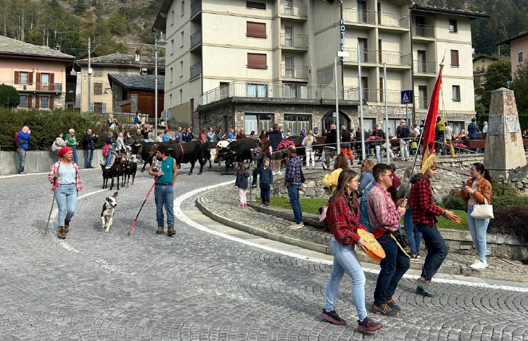Tanta gente come non si vedeva da tempo alla festa della désarpa